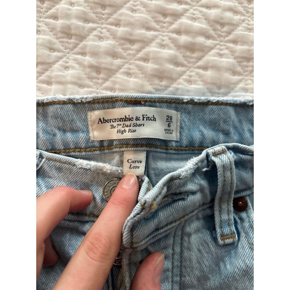 Abercrombie & Fitch Curve Love Light Wash Denim High Rise the 7” Dad Shorts - Picture 2 of 4